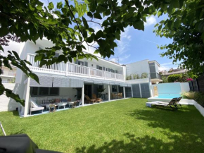 Villa LaColonial 5 minutes walk from beach and 10 minutes from center Design